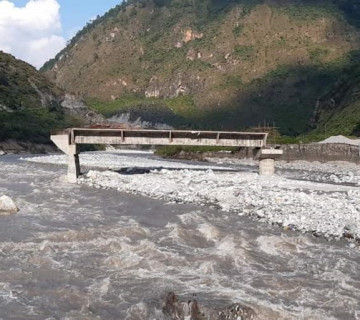 बेमौसमी वर्षाका कारण जोखिममा पुल: कतै पुरिँदै, कतै बीच नदीमा